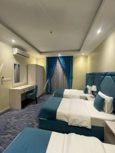 阿可贺巴Rose Neri Lavender روز نيري الخزامى的酒店客房配有两张床和一张书桌