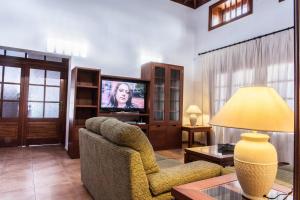 蒂亚斯CASA MORRO BLANCO的带沙发和电视的客厅
