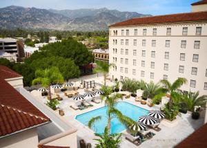 帕萨迪纳Pasadena Hotel & Pool的享有酒店空中景色,设有游泳池和棕榈树