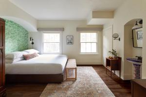 盖尔南维尔The Stavrand的一间卧室设有一张大床和两个窗户。
