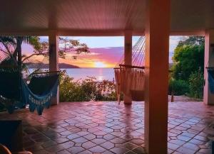 圣卡塔利娜岛科仪芭之家酒店的一个带吊床的门廊,享有海景