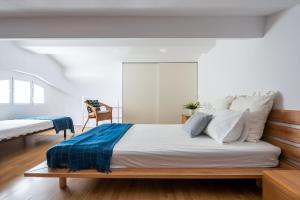 巴伦西纳德拉孔塞普西翁Apartamento Aljarafe的一间卧室配有一张带蓝色毯子的大床
