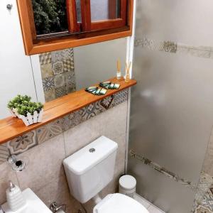 埃尔多拉多Eldorado Apart的一间带卫生间和窗户的小浴室