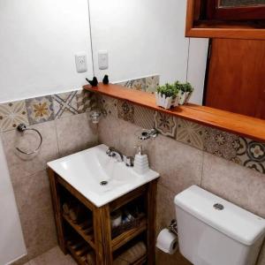 埃尔多拉多Eldorado Apart的一间带水槽和卫生间的浴室