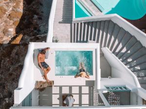 阿斯提帕莱亚镇Infinity Blue Suites & Spa的享有带游泳池的房屋的空中景致
