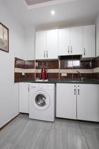 安塔利亚Apart Hotel Gvar的白色的厨房配有洗衣机