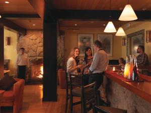 马丘比丘Sanctuary Lodge, A Belmond Hotel, Machu Picchu的一群人站在一家餐馆的酒吧里