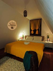 科拉欣Vila Sreća - Kolašin的阁楼卧室配有一张黄色大床