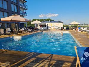 萨比诺瓦Apartamenty IGMA的水中人聚在酒店的游泳池