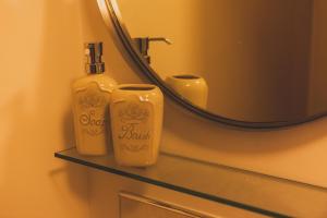 哈利法克斯Station Suite – Simple2let Serviced Apartments的浴室在镜子旁的架子上摆放着两瓶肥皂