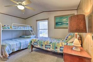 Birch TownQuaint Chincoteague Island Hideaway with 2 Porches!的一间卧室配有双层床和吊扇