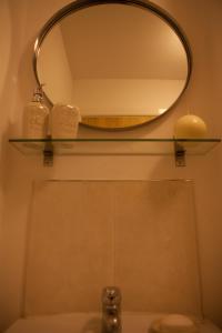 哈利法克斯Station Suite – Simple2let Serviced Apartments的浴室水槽上方的镜子,带两个蜡烛