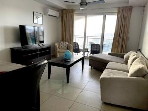 马霍礁Sand Bar Condo - 1BR Suite next to The Morgan Resort的带沙发和电视的客厅