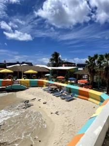 马霍礁Sand Bar Condo - 1BR Suite next to The Morgan Resort的沙滩上带椅子和遮阳伞的海滩