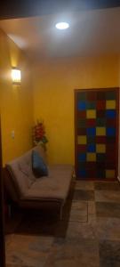 瓦哈卡市Casa Esmeralda Hotel的带沙发和多彩墙的客厅