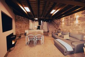 奥伦塞Casa Rural Vilar de Flores的客厅配有沙发和桌椅