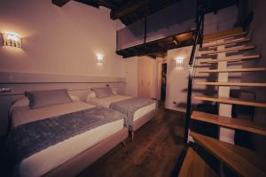 奥伦塞Casa Rural Vilar de Flores的一间带两张床的卧室和楼梯