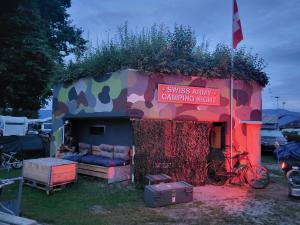 圣马格雷滕Swiss Army Camping Night / Militärbunker的前面有沙发的小建筑