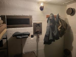 圣马格雷滕Swiss Army Camping Night / Militärbunker的墙上挂着枪的房间
