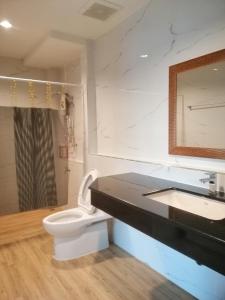 合艾IHome Hatyai的一间带卫生间、水槽和镜子的浴室