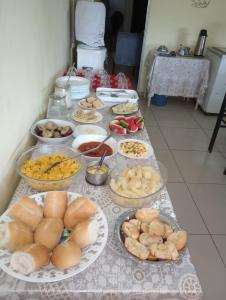 累西腓POUSADA LELÊ CONVENÇÕES的一张桌子上放着许多盘子的食物