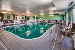 斯普林菲尔德Quality Inn & Suites Springfield Southwest near I-72的游泳池位于酒店房间,周围设有椅子