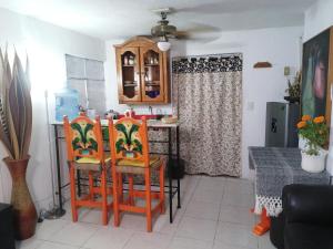 瓜达拉哈拉¡Confortable y Privado! - Ubicado en Av. principal的厨房配有2把橙色椅子和1张桌子。