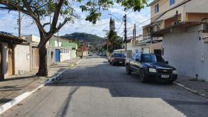 阿拉亚尔-杜卡布Suítes Maravilha Arraial do Cabo的停在街道边的卡车