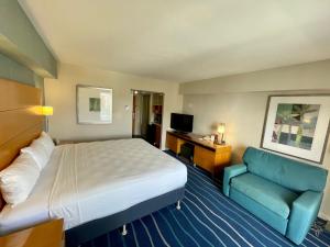 檀香山Ala Moana Hotel 31st floor的酒店客房,配有床和蓝色的沙发