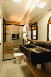 本图贡萨尔维斯Malbec Casa Hotel的一间带水槽和卫生间的浴室