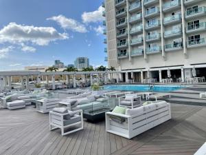 檀香山Ala Moana Hotel 31st floor的酒店庭院设有躺椅和游泳池