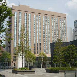 名古屋CYPRESS HOTEL Nagoya-eki Mae的一座大型的棕色建筑,有很多窗户