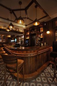 StonyfordStoneyford Luxurious Cabins的餐厅内的酒吧,设有木墙和椅子