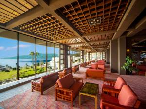平戸市Yukai Resort Premium Hotel Ranpu的酒店大堂设有桌椅和窗户。