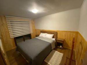 奥尔诺皮伦Rio Blanco的一间小卧室,配有床和窗户