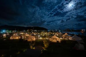 KanonjiGLAMPREMIER Setouchi的一群夜晚与天空中的月亮相伴的帐篷