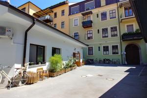卢布尔雅那Goodlebang, 3 bed room apartment, Center Ljubljana的一座建筑,有自行车停放在庭院里