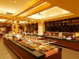 芦原市Yukai Resort Premium Seiunkaku的餐厅的自助餐点,展示着食物