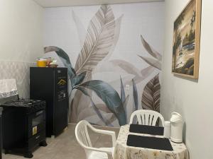 里约布兰科Flat hotel Victoram的厨房墙上挂着植物壁画
