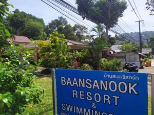 象岛Baansanook Resort & Swimming Pool的银行彩虹度假及游泳场所的标志