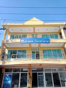 甲米镇Marina Seaview Krabi的一座有标志的建筑,上面写着海难码头的标志