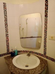 甲米镇Marina Seaview Krabi的一间带水槽和镜子的浴室