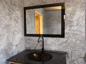 阁遥岛Sunrise House的一间带水槽和镜子的浴室