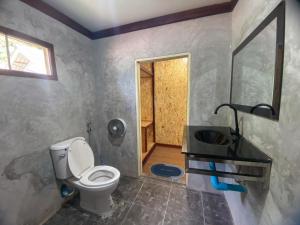 阁遥岛Sunrise House的一间带卫生间和水槽的浴室