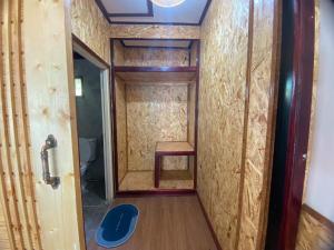 阁遥岛Sunrise House的铺有木地板,设有带卫生间的小浴室