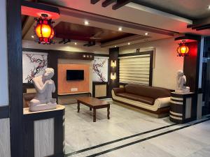 普里Hotel Lee Garden Near to Blue Flag Beach 500 Mtrs的客厅配有沙发和桌子