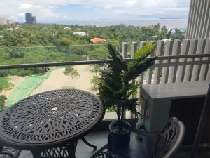 MaribagoTambuli Residence的美景阳台配有桌椅