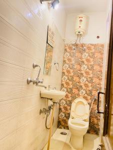 斋浦尔Chalo Eco Hostel的一间带卫生间和水槽的浴室