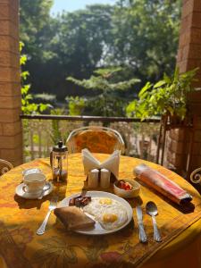 焦特布尔德威巴万 - 传统酒店的一张桌子上放着一盘早餐食品