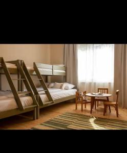 锡比乌Petersen的一间卧室设有两张双层床、一张桌子和一个窗口。